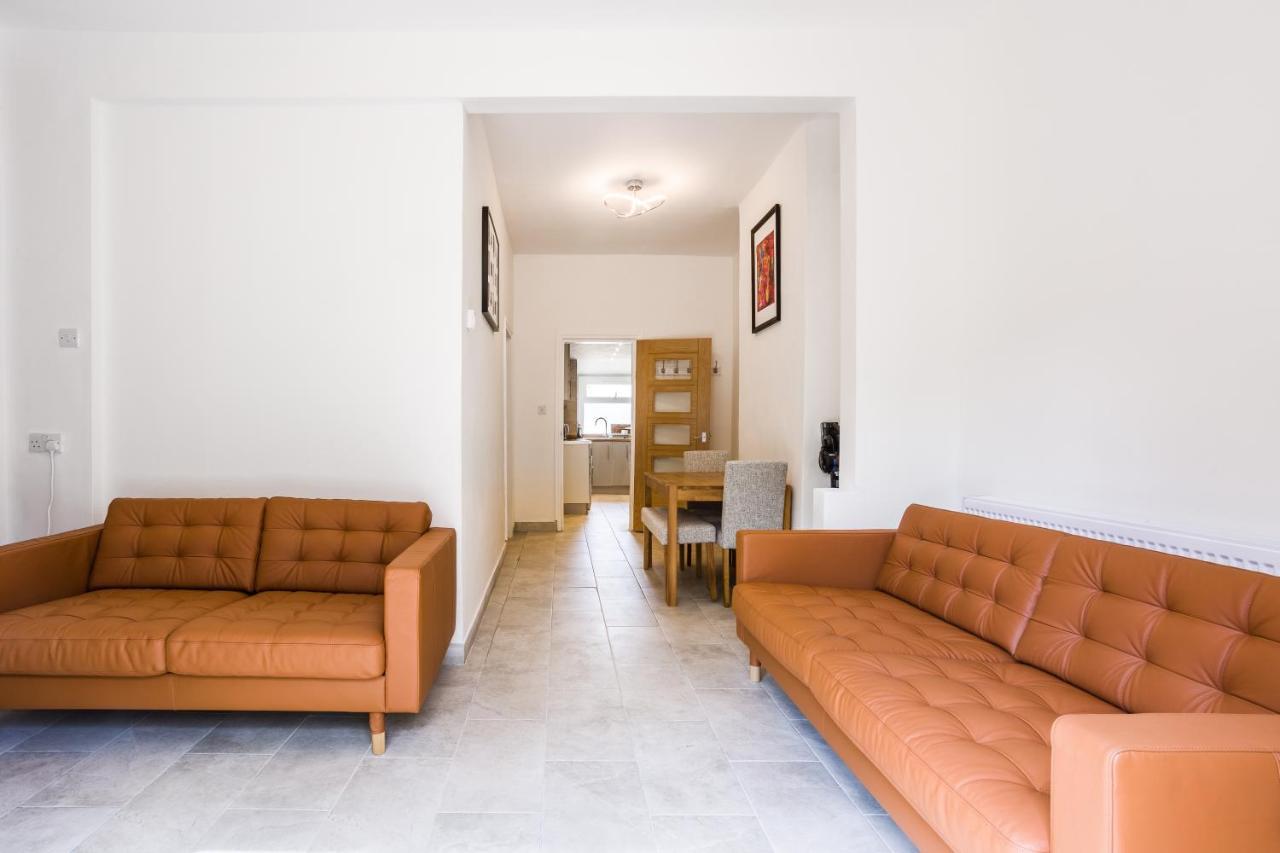 4 Bedroom House With Garden, Parking & 3 Mins Walking Distance From Train Station Londres Exterior foto