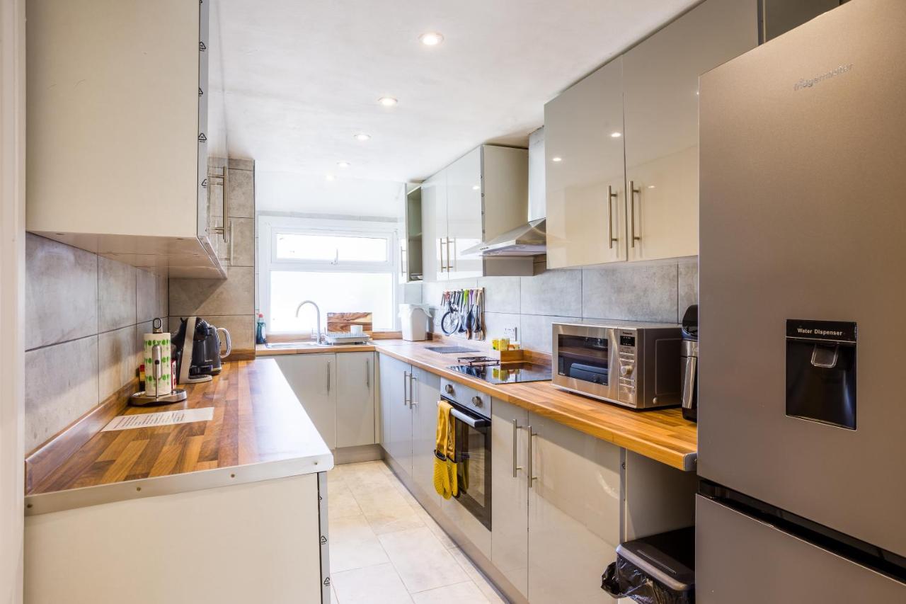 4 Bedroom House With Garden, Parking & 3 Mins Walking Distance From Train Station Londres Exterior foto