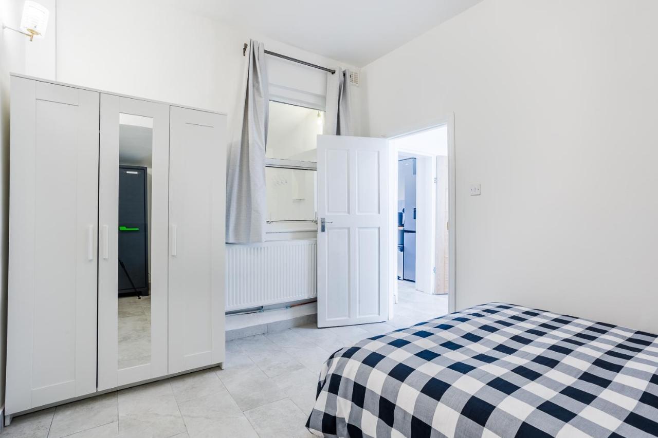 4 Bedroom House With Garden, Parking & 3 Mins Walking Distance From Train Station Londres Exterior foto
